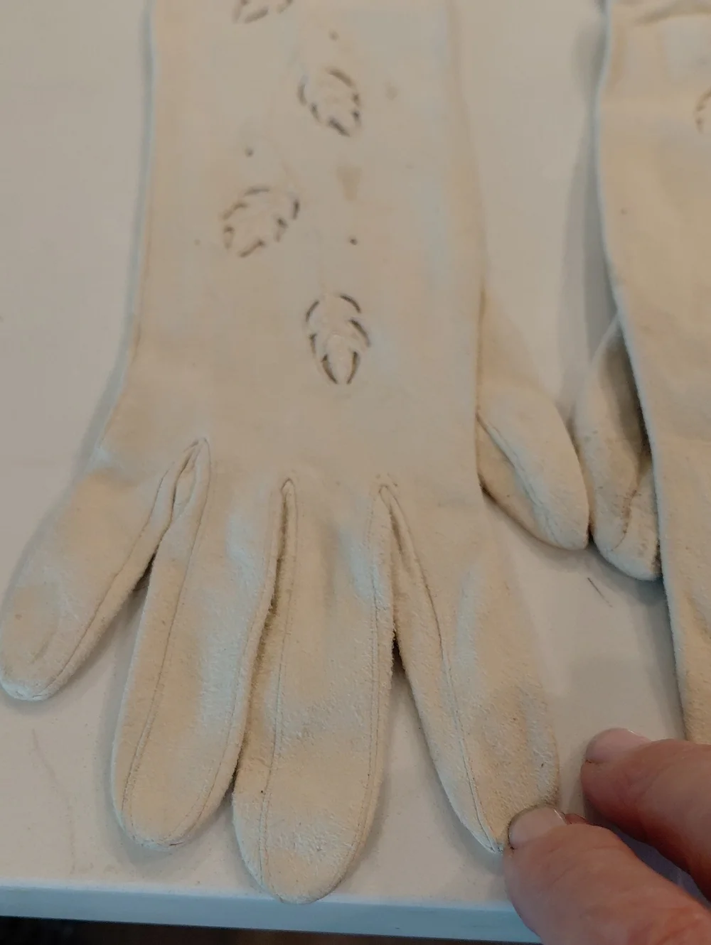 VINTAGE Classic Cream Long Women's Gloves with Leaf Cutout Design